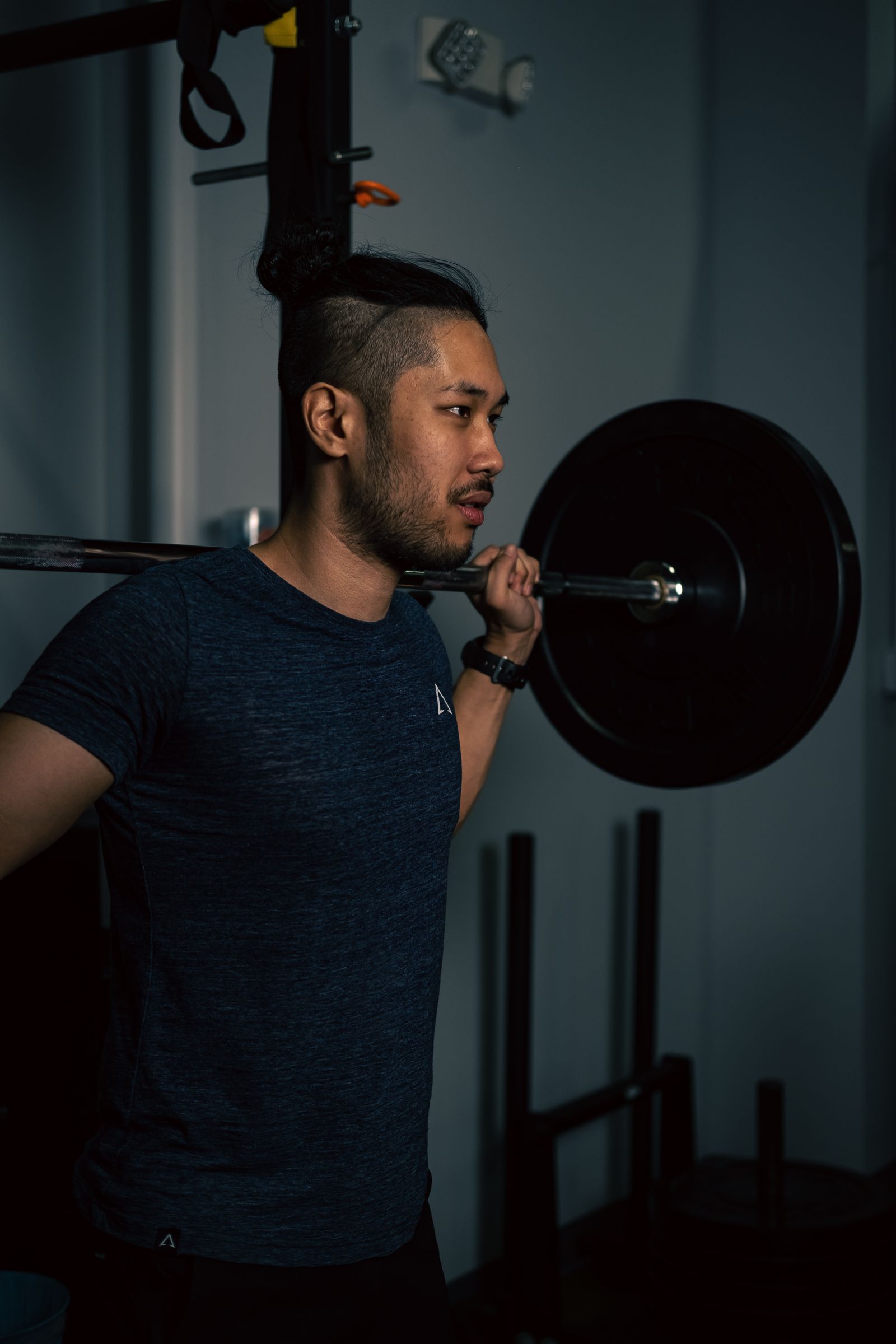 スクワットが深くしゃがめない本当の理由──「体の硬さ」ではなく「潰れる恐怖」